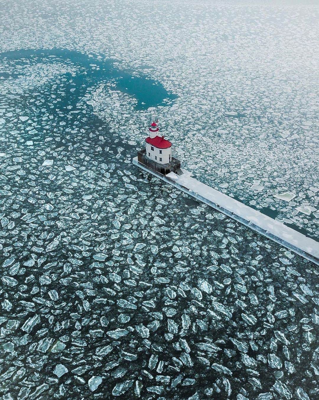 Instagramさんのインスタグラム写真 - (InstagramInstagram)「#HelloFrom Wisconsin Point. We are dreaming of this dramatic scene of the Superior Entry Breakwater Lighthouse surrounded by endless ice. ❄️ ⁣  ⁣ Photo by @georgeduluth」12月14日 2時12分 - instagram