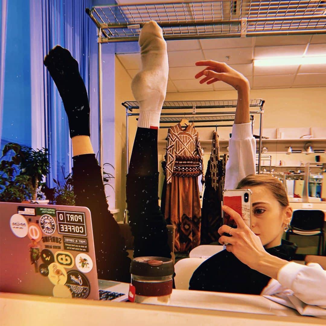 ダリア・イオノワのインスタグラム：「ты утрируешь, говоря, что прокрастинируешь 🐒  _______________________________________  #spb #saintpetersburg #mariinsky #mariinskytheatre #mariinskyballet #mariinskydancer #vaganovastudents #ballet」