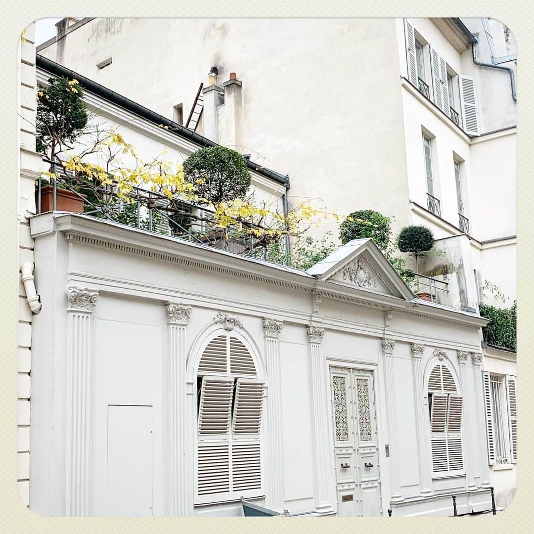 イネス・ド・ラ・フレサンジュさんのインスタグラム写真 - (イネス・ド・ラ・フレサンジュInstagram)「Love this house in Paris . #promenade #Paris #leftbank」12月14日 2時16分 - inesdelafressangeofficial