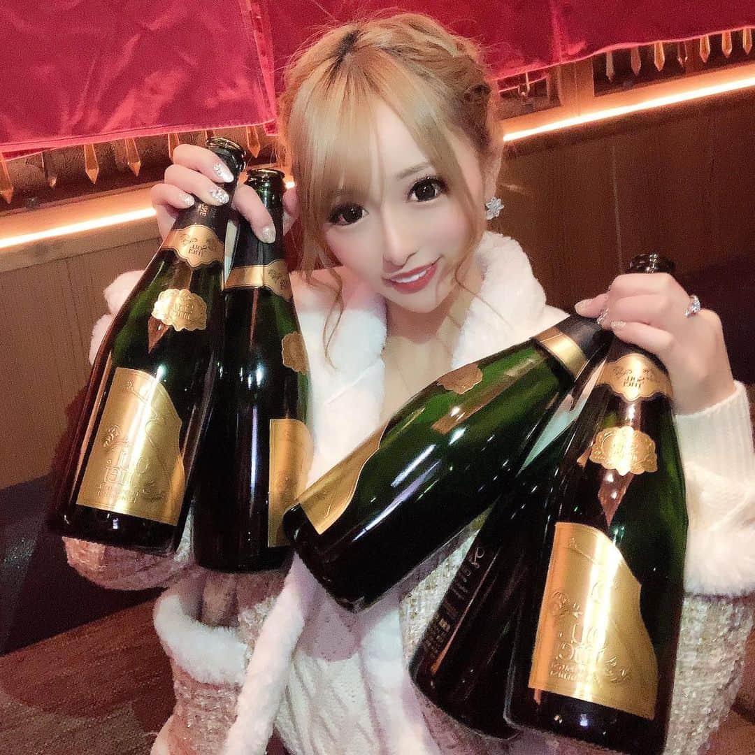 黒宮ちはやさんのインスタグラム写真 - (黒宮ちはやInstagram)「シャンパンはSoumei推し💓💓💓 #黒宮ちはや #ソウメイ #ソウメイジャパン #soumei」12月14日 2時17分 - chihaya_kuromiya