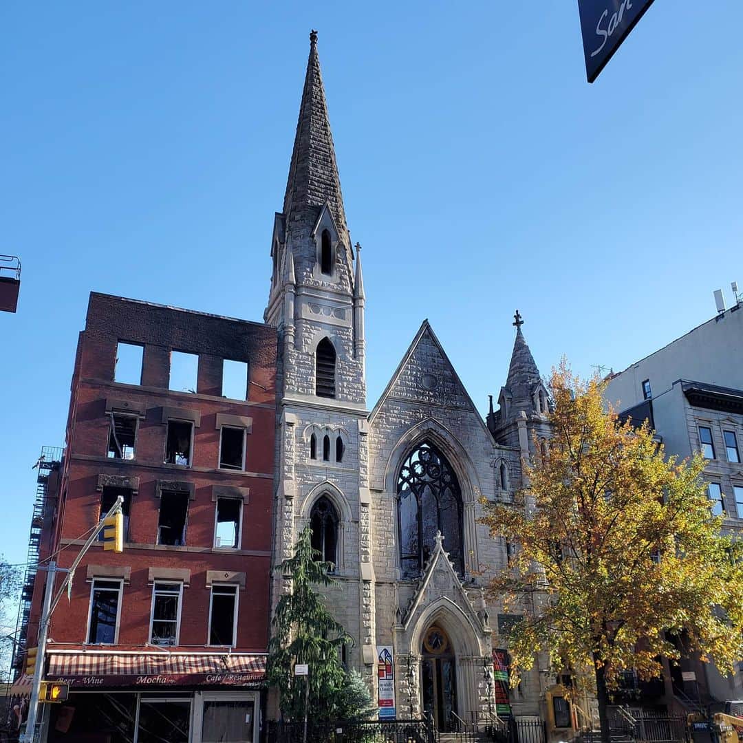 J・アレキサンダーさんのインスタグラム写真 - (J・アレキサンダーInstagram)「GoodMorning, Afternoon, and Evening friends and fans Bicycling home i passed what looks like a movie set. But its whats left of the Historic Middle Collegiate Church that was built in 1891 which a fire burned and gutted last week in nyc. It houses the nyc #libertybell🔔 which survived the fire as well as the churches beauty.🙏🏾  #middlecollegiatechurch #middlecollegiatechurchfire #church #sunday #sundaymorning #church #survived #fire #churchfire #historic #historicchurches #churches」12月14日 2時28分 - miss_jalexander