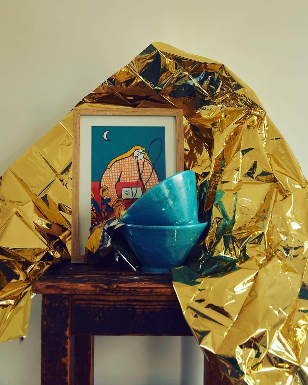 アメリカンビンテージのインスタグラム：「🎁1er JEU CONCOURS DES FÊTES ! 🎁 CONCOURS TERMINÉ. Félicitations à @jeanne_masse, la grande gagnante de ce jeu concours. Tu seras contacté en DM pour ton cadeau 🌟  Notre premier package est prêt, voici ce que vous pouvez trouver dedans :  2 bols “TIAN” en terre cuite de @poterieravel + 1 œuvre signée de l’artiste française @caroline.laguerre + 1 paire de lunettes de soleil de @woodysbarcelona (Total 230€).  Voici les règles du jeu : (international) 1- Suivez @americanvintage_officiel , @poterieravel @caroline.laguerre et @woodysbarcelona (cela sera vérifié) 2- Mentionnez un ami qui vous manque dans les commentaires 3- Bonus 1 : partagez ce post dans votre story (il faut que votre compte soit public) en mentionnant @americanvintage_officiel pour accroître vos chances de gagner 4- Bonus 2 : vous pouvez également tentez votre chance sur le compte American Vintage Men @americanvintage.men et doublez votre chance de gagner. 5- Le gagnant ou la gagnante sera annoncé.e le 16 décembre :) . #americanvintage #amvfestiveseason   __  🎁FIRST FESTIVE GIVEAWAY! 🎁 Congratulations to @jeanne_masse, the winner of this contest. You will be contacted via DM for your gift 🌟  Our first package is ready and here’s what you can find in it — 2 “TIAN” terracotta bowls from @poterieravel + 1 artwork by French artist @caroline.laguerre + 1 pair of sunglasses from @woodysbarcelona (Total 230€).  Here’s how to enter: (International) 1- Follow @americanvintage_officiel , @poterieravel @caroline.laguerre and @woodysbarcelona  2- Tag a friend you miss in the comments section 3- Bonus 1 : share this post on your story (public profile) tagging @americanvintage_officiel to increase your chances of winning 4- Bonus 2 : you can also try your luck on the American Vintage Men account @americanvintage.men and double your chance to win. 5- Winner will be announced on December 16th :) . #americanvintage #amvfestiveseason」