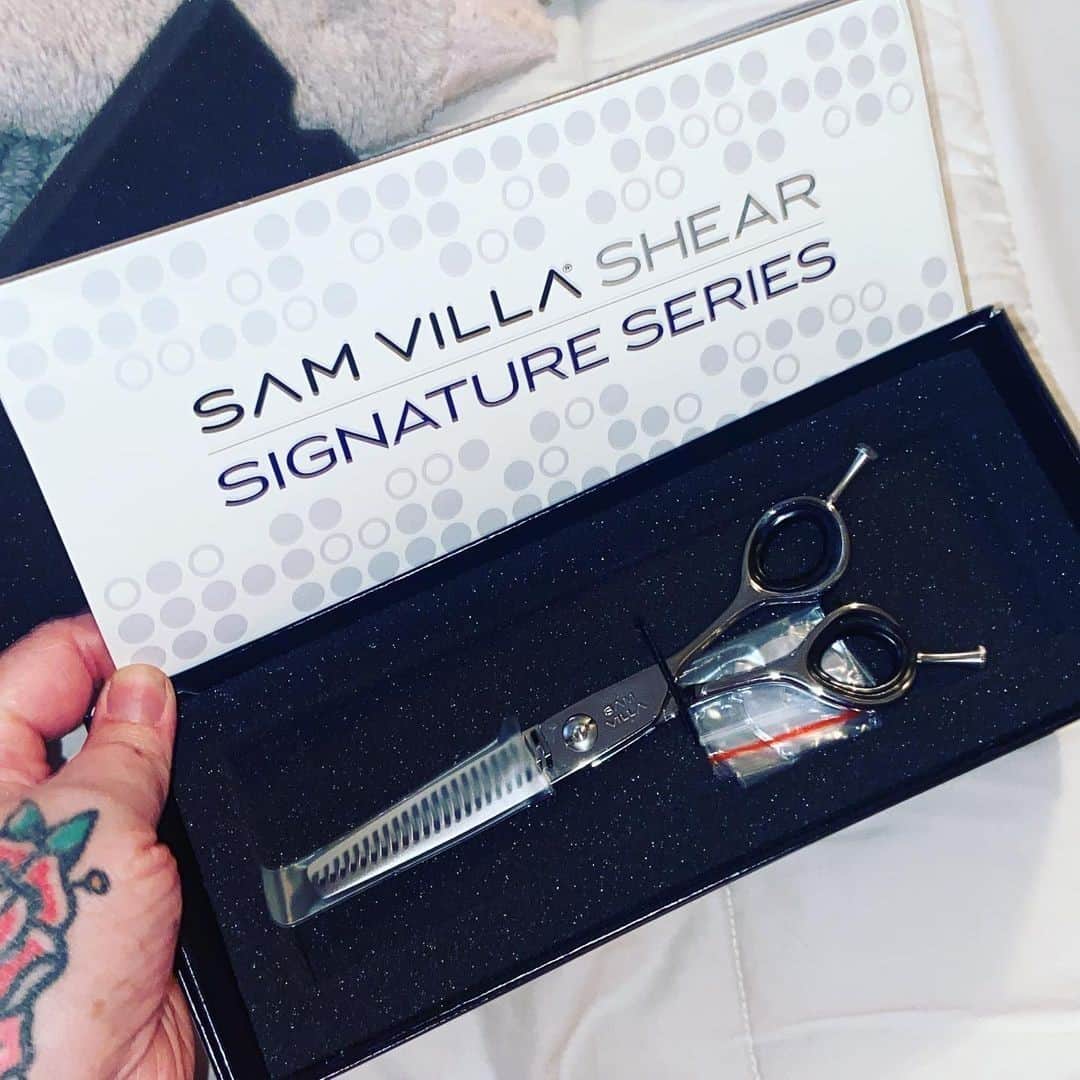 Sam Villaさんのインスタグラム写真 - (Sam VillaInstagram)「"I am so excited for my new shears . I’ve wanted these forever and finally got my hands on a pair !! 😄😄😄😄 can’t wait to use them ." -  @venus_in_furs_ .⠀ ⠀ We want to make it easy for stylists to invest in themselves. Through our 0% Financing option, we allow you to checkout and pay over four equal payments. Short-term installments that let you spread the cost of a purchase, with no added cost or hassle.⠀ ⠀ #SamVilla #SamVillaCommunity #SamVillaTools」12月14日 2時25分 - samvillahair
