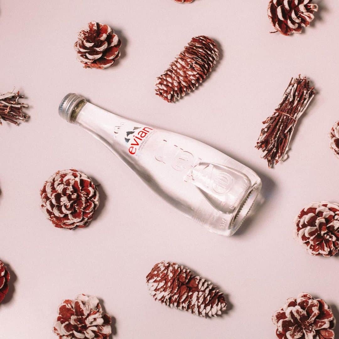 evianのインスタグラム：「Winter is in the air ❄️ Remember to #stayhydrated 💦  #evian #evianwater #positivedrops」