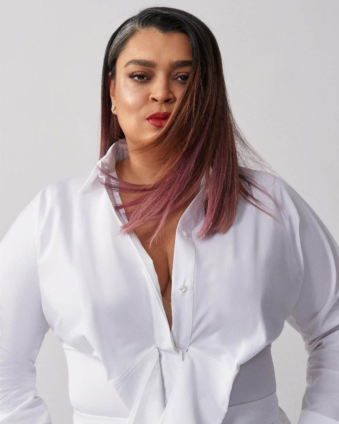 のインスタグラム：「Feliz em estar na capa da #revistamoda @estadao @fhits ao lado de mulheres que admiro @ninasilvaperfil @luizahelenatrajano @nataliapasternaktaschner 2020 foi um ano difícil mas cheio de aprendizados !!! Foto @hugotoni Make e Hair @krisna  Styling @mullerantonio  Camisa @maxmara agradecimento especial @anacarolinarakston @marileneramos1」