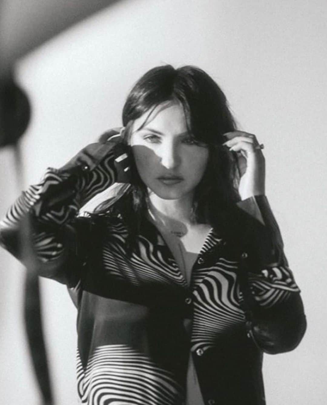 Julia Michaelsのインスタグラム：「Love is weird」