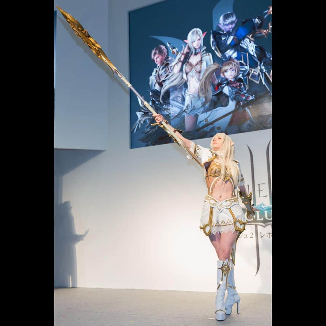 ユリコ・タイガーさんのインスタグラム写真 - (ユリコ・タイガーInstagram)「🇯🇵 LINEAGE II 「初めてエルフになった」 公式コスプレの話もうしたんだけど、まだ話は終わってない。２０１７年にNETMARBLEのために仕事した。 他のコスプレイヤーと一緒にLINEAGE II:REVOLUTIONのプロモーションのためにニコニコ超会議のステージに立った。その時、初めてエルフになった。ゲームのようだった！こんな仕事するのは楽しくて夢みたいだ。 そして１４歳の時に初めてオンラインでやったゲームはLINEAGEだった。懐かしいなぁ！  🇬🇧 𝕃𝕀ℕ𝔼𝔸𝔾𝔼 𝕀𝕀 𝔹𝕖𝕔𝕠𝕞𝕚𝕟𝕘 𝕒𝕟 𝕖𝕝𝕗 𝕗𝕠𝕣 𝕥𝕙𝕖 𝕗𝕚𝕣𝕤𝕥 𝕥𝕚𝕞𝕖  I’ve already talked about some of my official cosplays for various events, but I wanted to talk more about the job I did for NETMARBLE! In 2017, with other cosa players, we went on stage at the Nico Nico Choukaigi for the promotion of Lineage II: Revolution. For the first time I was an elf!  I was totally in the part, it seemed to me like I was in the game... a dream.   I remember that Lineage was one of the first games I played at when I first started exploring online gaming when I was 14 years old. So nostalgic!   🇮🇹 𝕃𝕀ℕ𝔼𝔸𝔾𝔼 𝕀𝕀 𝔼𝕝𝕗𝕠 𝕡𝕖𝕣 𝕝𝕒 𝕡𝕣𝕚𝕞𝕒 𝕧𝕠𝕝𝕥𝕒  Ho già parlato di alcuni miei cosplay ufficiali ma la lista non è finita! Nel 2017 ottenni un lavoro per NETMARBLE. Insieme al altri cosplayer che stimo molto saliti sul palco del Nico Nico Choukaigi per promuovere Lineage II: Revolution. Per la prima volta mi trovai nei panni di un elfo. Mi sentivo pienamente immersa nel gioco, ma nella vita reale! Adoro questo genere di lavori, ogni volta è come vivere un sogno!   Ricordo ancora che Lineage fu uno dei primi videogame a cui giocai online quando avevo all'incirca 14 anni. Che nostalgia!  #niconico #niconicodouga #niconicochokaigi #netmarble #lineage2 #lineage2revolution #lineage #lineagecosplay #elf #elfcosplay #cosplay #cosplayer #cosplaygirl #cosplayers #job #japan #cosplayevent #ニコニコ #ニコニコ動画 #ニコニコ超会議 #ニコニコ超会議コスプレ #ニコニコ超会議2017 #ニコニコ超会議2018 #ニコニコ超会議2019 #コスプレ #コスプレイヤー #コスプレイベント #エルフ #リネージュ #リネージュ2レボリューション」12月14日 2時38分 - yurikotiger