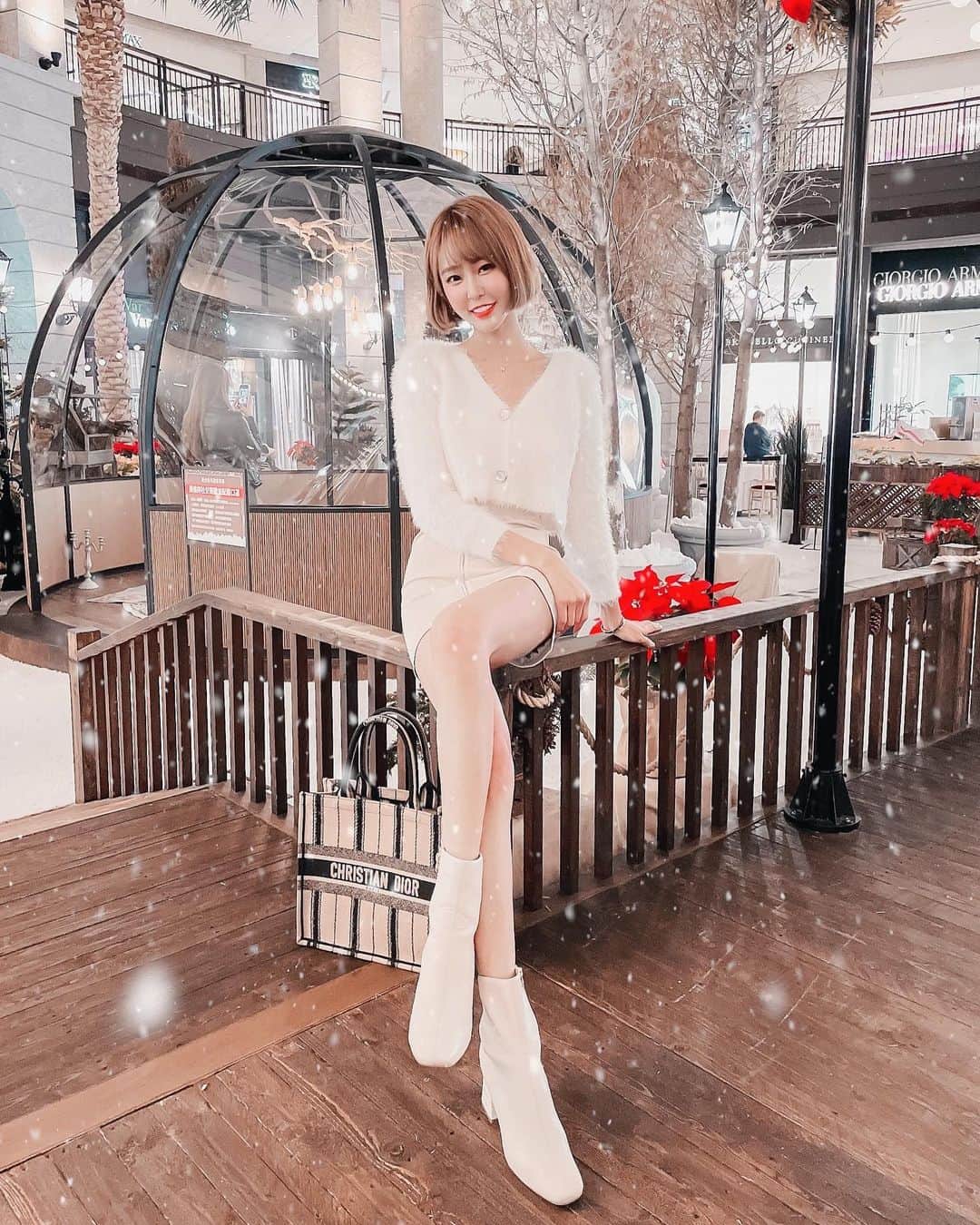小雪（Winnie）のインスタグラム：「世界需要講理 可我就偏向你  Night #doubletap #like  2020最後一個月 🎄 要過的更加開開心心點  晚安🌙」