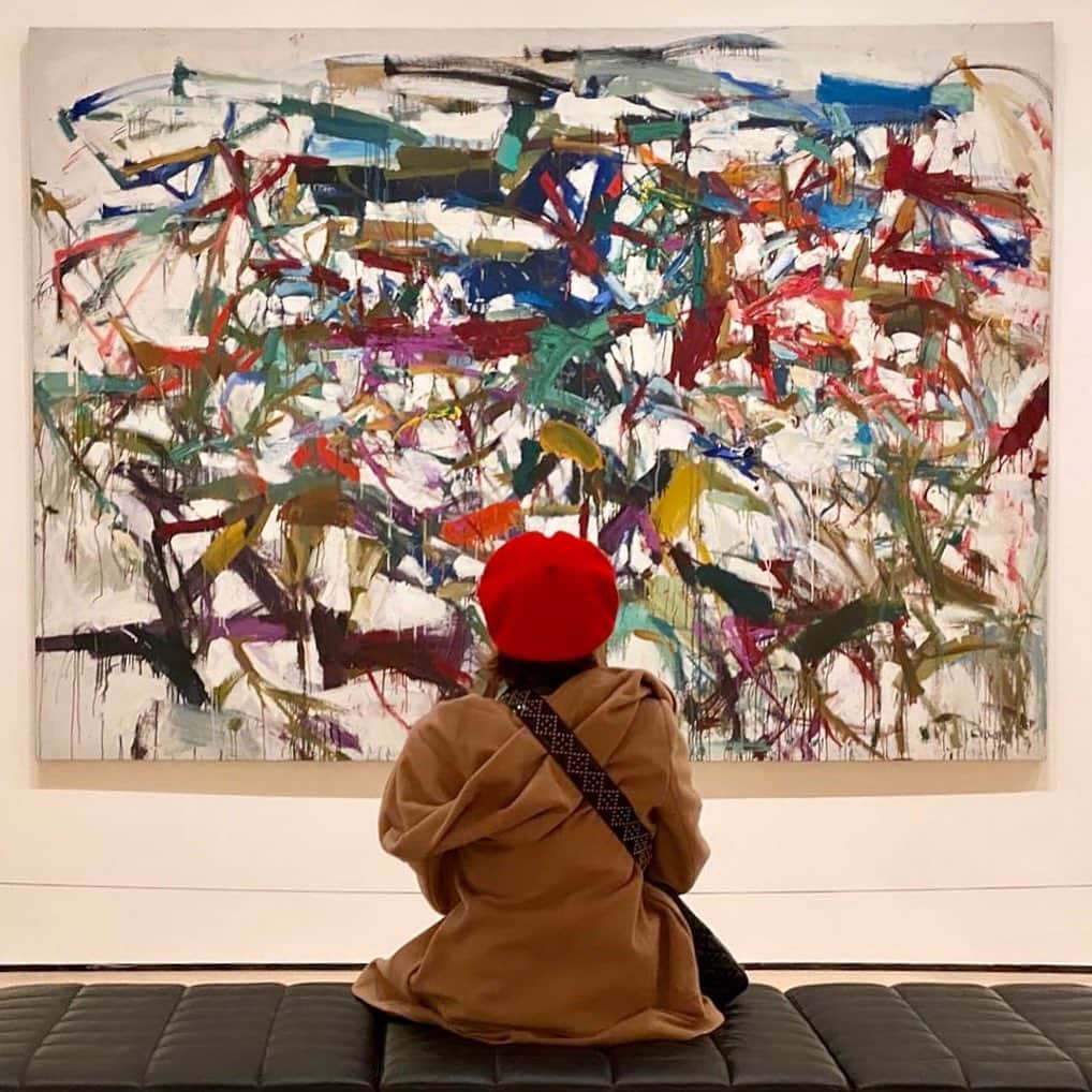 ニューヨーク近代美術館のインスタグラム：「“That particular thing I want can’t be verbalized. . . . I’m trying for something more specific than movies of my everyday life: To define a feeling.” — #JoanMitchell  Throughout her long career, Mitchell referred to the matter of her paintings as “feelings,” or memories of distinct times and places, the uneven flow of which she fixed in paint. The artist was 32 and living in New York when she painted “Ladybug” in 1957. Here, as in her other works, she aimed not to describe nature, but (as she put it) “to paint what it leaves me with.”  Experience the painting in our fourth-floor collection gallery Action Painting II. Keep a lookout 👀 — we’re releasing a new batch of tickets on December 15.  📸 @lauraprettovargas」