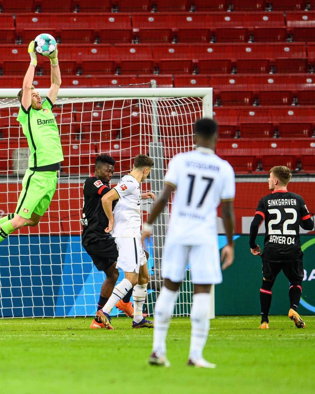 バイエル・レバークーゼンさんのインスタグラム写真 - (バイエル・レバークーゼンInstagram)「⏸ HALFTIME! Satisfied with the first half? 🥳👇 #B04TSG #Werkself #Bayer04 #StärkeBayer」12月14日 2時52分 - bayer04fussball