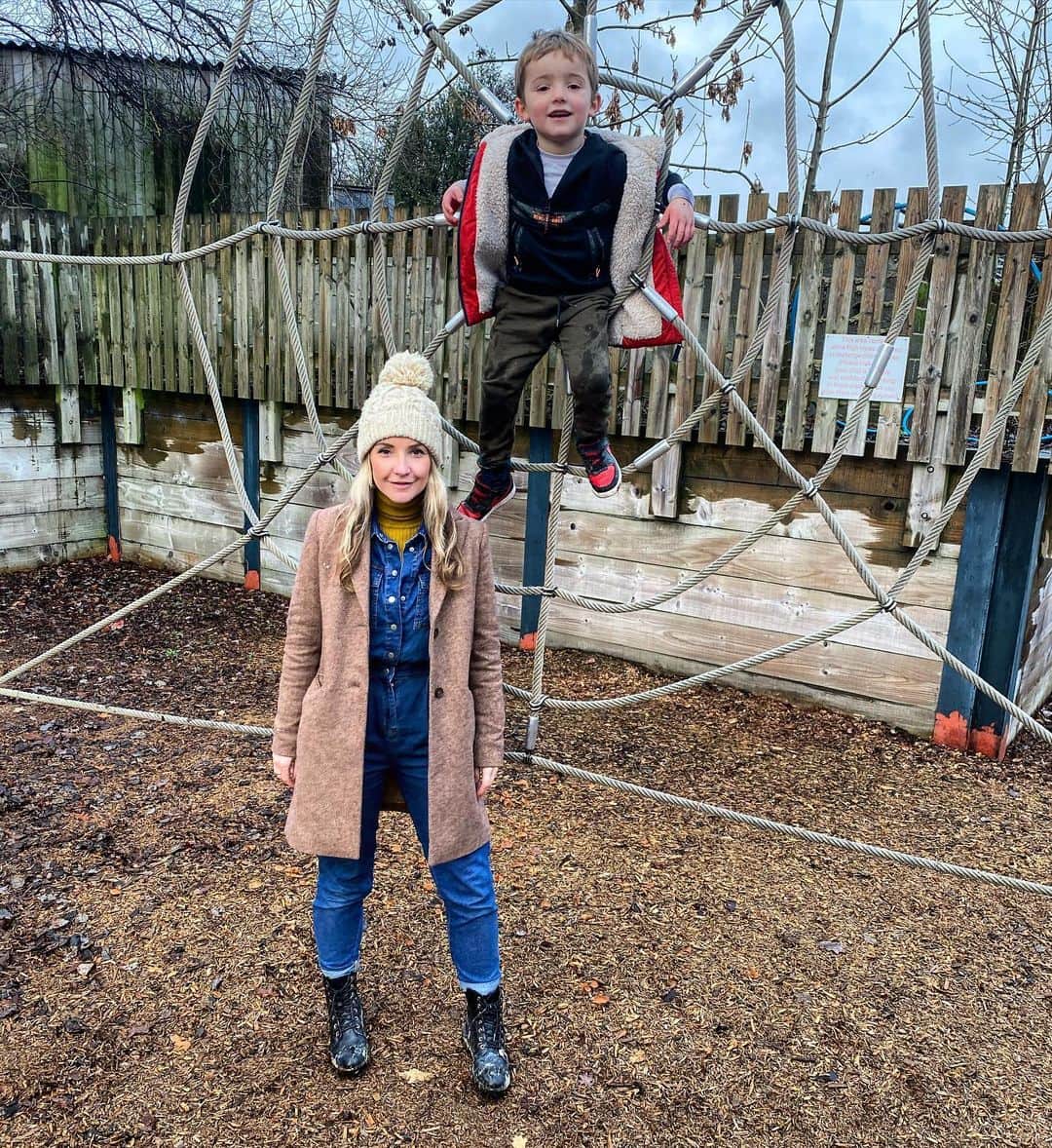 ヘレン・スケルトンさんのインスタグラム写真 - (ヘレン・スケルトンInstagram)「It takes a giant Spider web to stop this kid for more than a second. Soaked but happy. 😍🌲#weekends #kidsthatclimb #boys #wildlings #yorkshire #rainydays」12月14日 2時52分 - helenskelton