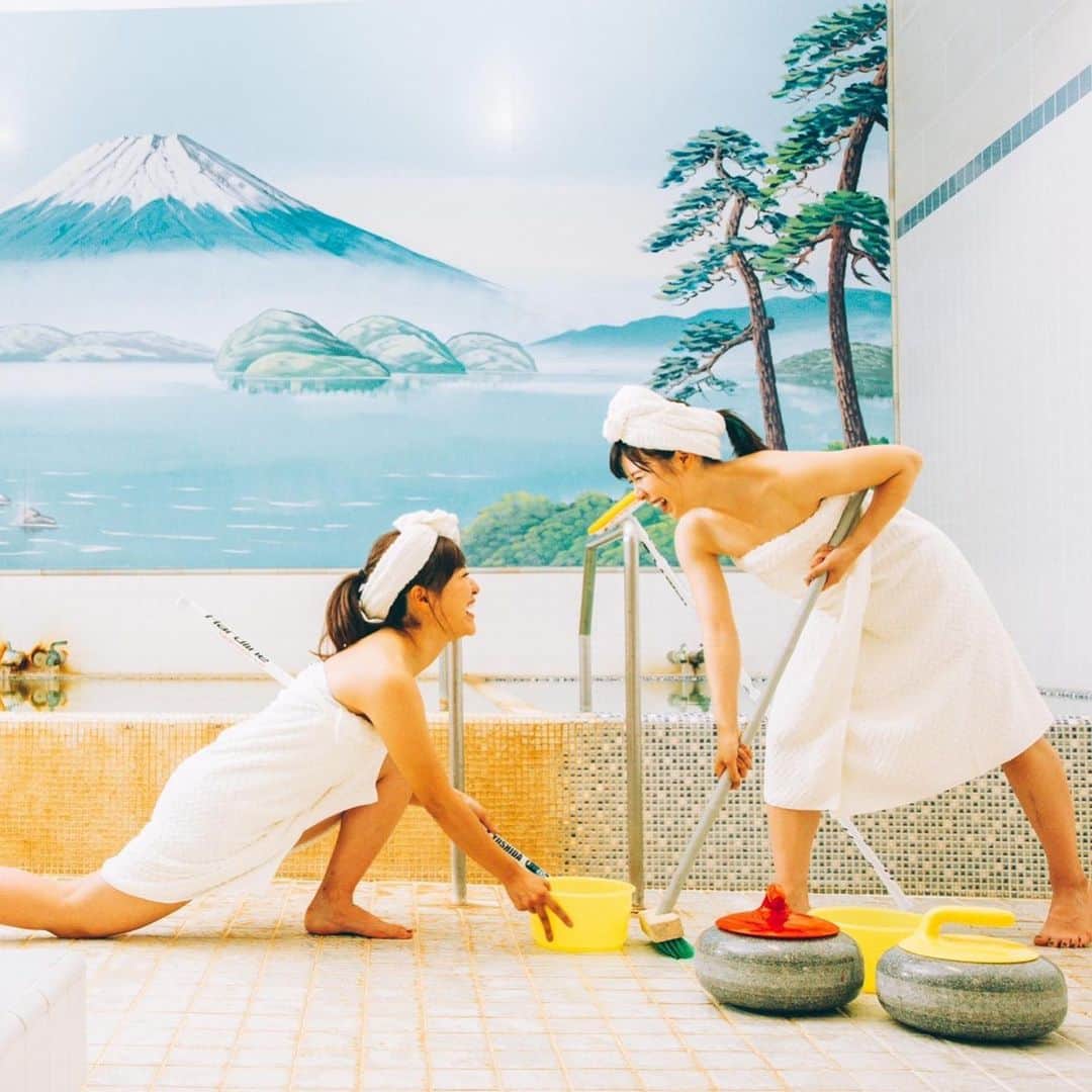 吉田知那美さんのインスタグラム写真 - (吉田知那美Instagram)「・ カーリングチャリティーカレンダー、たくさんの方にご購入、ご協力いただき本当にありがとうございます。 とても嬉しいです。  アスリートとして活動を初めて約10年、 カナダを拠点にツアー生活を初めて約6年ほどが経ちます。 カナダで生活するなかで、言葉の壁にぶつかったり日本との文化の違いで苦労したこともあったり、色んな経験をしてきました。反対に『この考え方や文化は良いな』と思ったこともあります。  その一つはチャリティーという文化です。  特にアスリートはチャリティーに関わることが非常に多く、驚いたのは現役アスリートほど精力的に自主的に行なっていることでした。 オフシーズンに所属協会、チーム、スポンサー企業に頼まれて『義務』的に行ってるのではなく、選手がそれを行えることを『特権』として自主自律的に行動している姿をみて、 私自身、とても考えさせられました。  アスリートとして活動していると、誰かを支えるより誰かに支えてもらうことの方が圧倒的に多いと感じます。 社会の組織の一員として、誰かの役に立ちたいと考えてはいてもチャリティー活動を行うことに高いハードルを感じてしまい行動に移さないでいました。  変わりたい、私もやりたいと思う気持ちがある反面 『私なんかがやっても…』 『なにか批判があったら嫌だな』 と、結局やらない理由ばかり考えていました。  でも今回、そんな私の背中を押してくれたのは、 このチャリティーカレンダーの活動に賛同しサポートしてくれた方々がいたからでした。  今回の作品は、ひとりでは何も出来ないから出来上がった素敵な作品でした。  本業が忙しいなか一緒に作品を作ってくれた　@iamkayleeeee @yusuke_oishi_marcomonk ありがとう。  スポーツを応援しているからという理由で 無償で快く場所を提供してくれた @noguchi_kanko ありがとうございます。  作品を日本中に知ってもらい、届けるサポートを @i_mocchi_  @nakatadaia @yama37curl ありがとう。 気持ちを伝えるサポートを #nssidesigns のみなさんに、 ありがとう。  そして協力してくれた @yurikayoshida77  賛同し、購入してくれたたくさんの皆さんに、 心からのありがとうを伝えたいです。  みなさん、本当にありがとう。  今回のチャリティーカレンダーをきっかけに、私自身も選手としての在り方と、チャリティーへの考え方をより前向きなものにしていきたいと思います。 「チャリティー活動をする理由は人それぞれ、どんな理由でもいい。それで生きられる人がいる、助かる人がいるのが事実だから。」  ロコ・ソラーレ 吉田知那美  販売にあたりご協力をいただいている ネッツトヨタ北見　@netzkitami_pipit @netzkitami  清月　@akaisairo_official  #北見石油　#札幌カーリング協会 感謝申し上げます。ありがとうございます！  #2021curlingcarescalendar  #2021curlingcares #カーリング #スポーツ #チャリティー #charity #curing #sports #world #カーリングカレンダー #アスリート #北海道 #オリンピック #五輪」12月14日 13時42分 - chinami1991