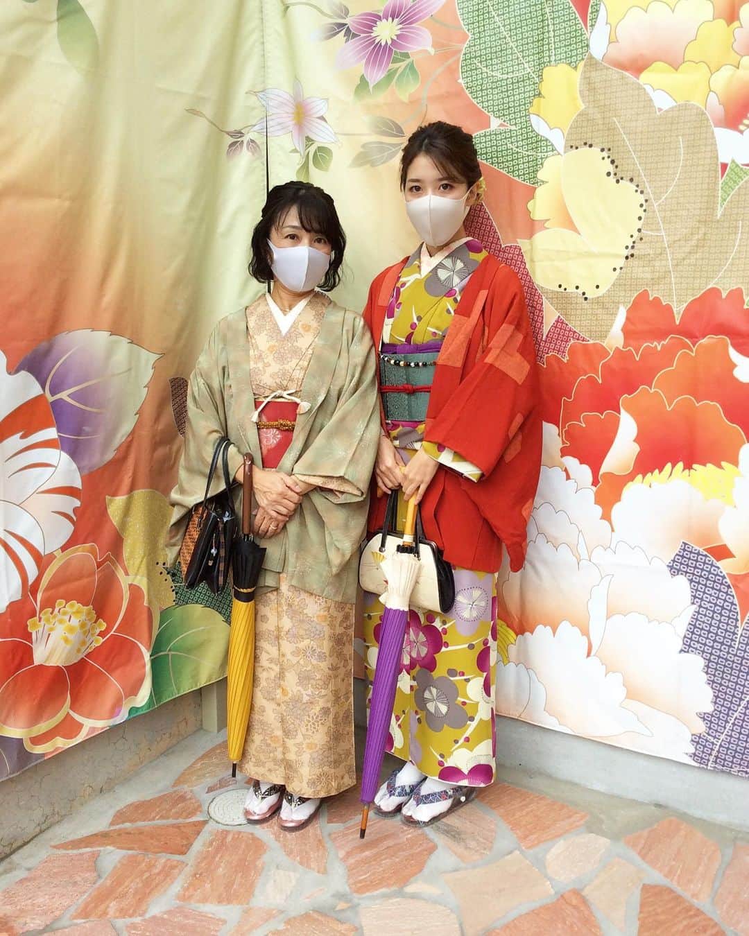 のインスタグラム：「親子でお着物を着られてとっても素敵ですね👘💞 . 帯は名古屋帯のお太鼓で仕上げられてとっても大人っぽくしてお出かけになられました😊❣️ . ⚫︎金沢駅前 着物レンタル心結(ここゆい)  ⚫︎営業時間 : 9:00〜18:00 ⚫︎address : 金沢市本町1-3-39 ⚫︎tell : 076-221-7799 ⚫︎金沢駅から徒歩5分  ⚫︎コインパーキング補助あり  心結の着物一覧▶@kokoyui_kimono 振袖や袴はこちら▶@kokoyui_furisode 七五三やお子さんの着物はこちら▶@kokoyui753 . #着物ヘア #ヘアセット #和服 #着物 #着物コーディネート #きもの #着物女子 #着物男子」