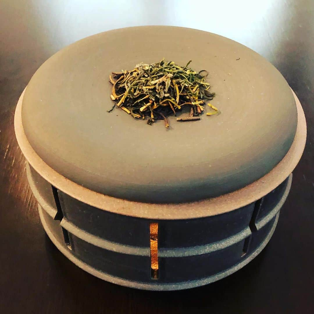 秋山真太郎さんのインスタグラム写真 - (秋山真太郎Instagram)「茶香炉🌱#japanesetea#茶香炉#maruhiro#丸広#波佐見焼#japanculture#陶器」12月14日 13時43分 - shintaro_akiyama_official