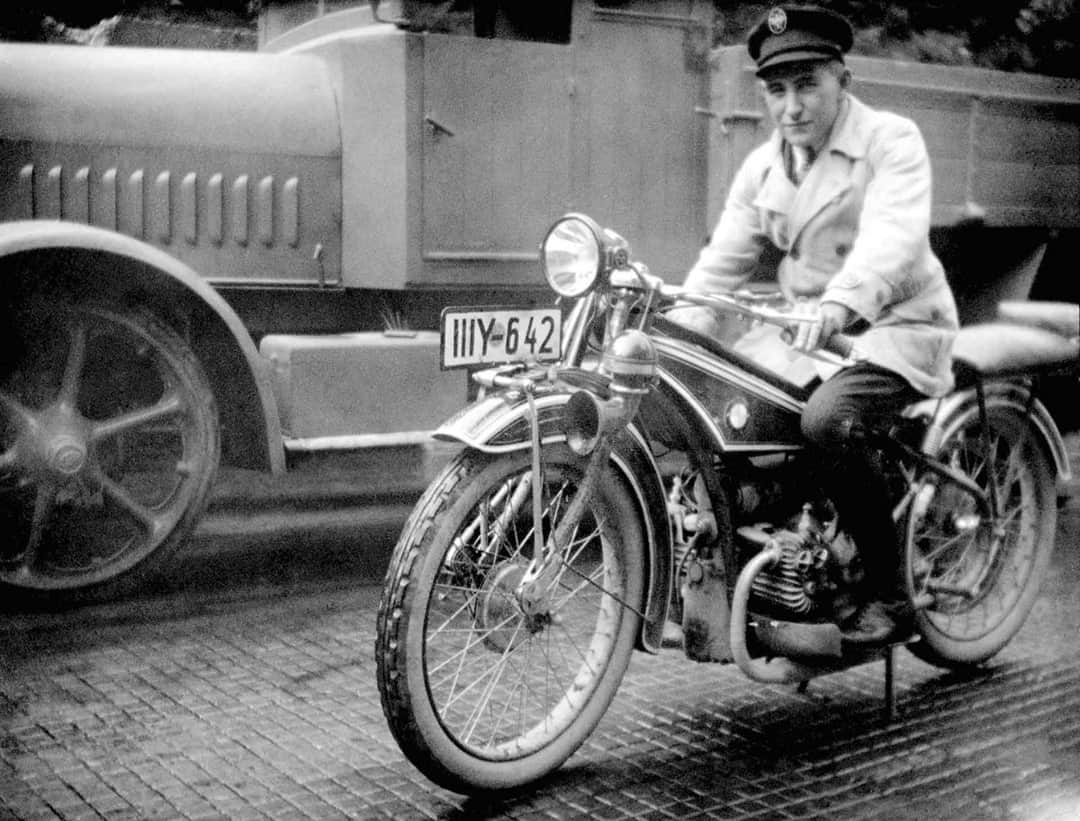 BMW Motorrad Japanさんのインスタグラム写真 - (BMW Motorrad JapanInstagram)「【BMWの歴史は、挑戦の歴史】  1916年、BMWは航空機のエンジンメーカーとして誕生。その歴史をスタートしました。1923年に水平対向2気筒エンジン、通称ボクサーエンジンを搭載した市販二輪車の第1号車／R 32を発表します。  その後BMWは世界のレースシーンでタイトルを獲得。さらに、最高速度記録を更新し続け、1937年には、1951年まで破られなかった275.9km/hの速度記録も打ち立てました。その上、パリ・ダカールラリーで優勝するなど多くの金字塔を打ち立てるとともに、市販車においても各カテゴリーに革新的なマシンを送り出します。並列6気筒エンジンを搭載したKシリーズ、スクーター・ファミリーであるCシリーズ、空冷から空水冷へと進化したボクサーエンジンを搭載したRシリーズ、R nineTシリーズ、小型排気量モデルG 310 R、F 750 GS/F 850 GSなどがその代表格です。さらに2019年、可変カムシャフトコントロール寄稿／BMW ShiftCamを追加したことで、BMWのエンジンはさらなる進化を遂げたのです。  BMWは、単にモーターサイクルを製造しているのではありません。常に新しい走行体験の実現のために、新しいテクノロジーを追求しています。設立当初に製造したR 32は、今日に引き継がれるシャフトドライブを採用。1935年にはテレスコピックフォークを世界に先駆け初採用。また1980年にはシングルスイングアームを、さらにはABS、ASC、DTCなど電子制御技術の開発や市販車への採用を積極的に進めてきました。また車体の傾きによって照射方向を瞬時に変え、コーナーの奥を照らすアダプティブヘッドライトも二輪車としていち早く採用しました。こうした革新の連続こそが、BMWの歴史そのものなのです。  ライディングをよりダイナミックに、よりイージーに、より快適に。絶え間ない技術革新により、いまBMWのライディングプレジャーは、かつてない高水準に達しています。  ▼BMWの歴史はこちら https://www.bmw-motorrad.jp/ja/public-pool/content-pool/company/bmw-history.html#/section-73f03077-section (上記リンクをコピーし、アドレスバーにペーストしてください)  #NeverStopChallenging #MakeLifeARide #BMWMotorrad #BMWR32」12月14日 13時45分 - bmwmotorradjapan