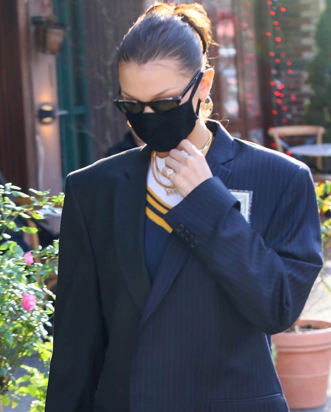 Just Jaredさんのインスタグラム写真 - (Just JaredInstagram)「@bellahadid sports a preppy look while meeting up with friends for lunch.  #BellaHadid Photos: Backgrid」12月14日 13時45分 - justjared
