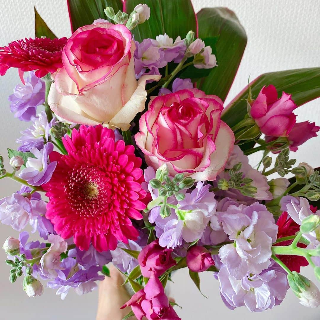 海野ナルのインスタグラム：「いつも花屋さん通ると立ち止まって 花みてるくらい花すき🥺💐 自分でコーディネートしたりして 楽しい…💐 ずっと枯れないといいのになぁ😭 枯れるからこんなにも綺麗なのかな？✨ 家にお花あるだけで幸せ〜💐💕 . #花　#flower  #お花　#花のある暮らし」