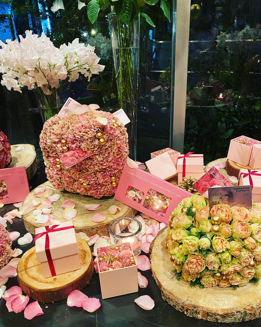 Gabrielaさんのインスタグラム写真 - (GabrielaInstagram)「Saison Rose Gold Amex card party!  セゾンローズゴールドアメックスカード 誕生記念パーティー🪅 トークショーやニコライ様挨拶などがあって、 楽しかったです！ 今年はほとんどイベントが無かったので、 今回参加出来て嬉しかったです🥰 会場ではコロナウィルス対策をしっかりしていました。☝️ . . #セゾンローズゴールドアメックス #セゾンローズゴールド #saison_PR #ニコライバーグマン #saisoncard #クレジットカード #セゾンカード@esutoreja #esutoreja #esutorejasnap #esutorejaコーデ」12月14日 13時45分 - rkgabriela