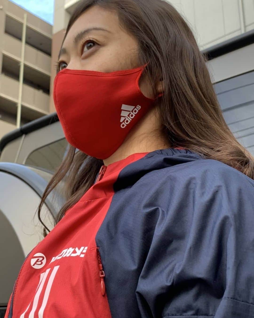 岡田久美子のインスタグラム：「国内未発売カラーのレッドフェイスカバーがadidas直営店、オンラインショップで行っているキャンペーンで先着で手に入ります👏❣️ 　キャンペーン開始は12/11からスタートで、無くなり次第終了になるそうなので、皆さんお早めに！！ 　adidas直営店「アディダス商品税込み¥9,990以上ご購入の方に先着でプレゼント」adidasオンラインショップ「アディダス対象商品税込み¥9,990以上ご購入の方に先着でプレゼント」  @adidastokyo  #createdwithadidas」