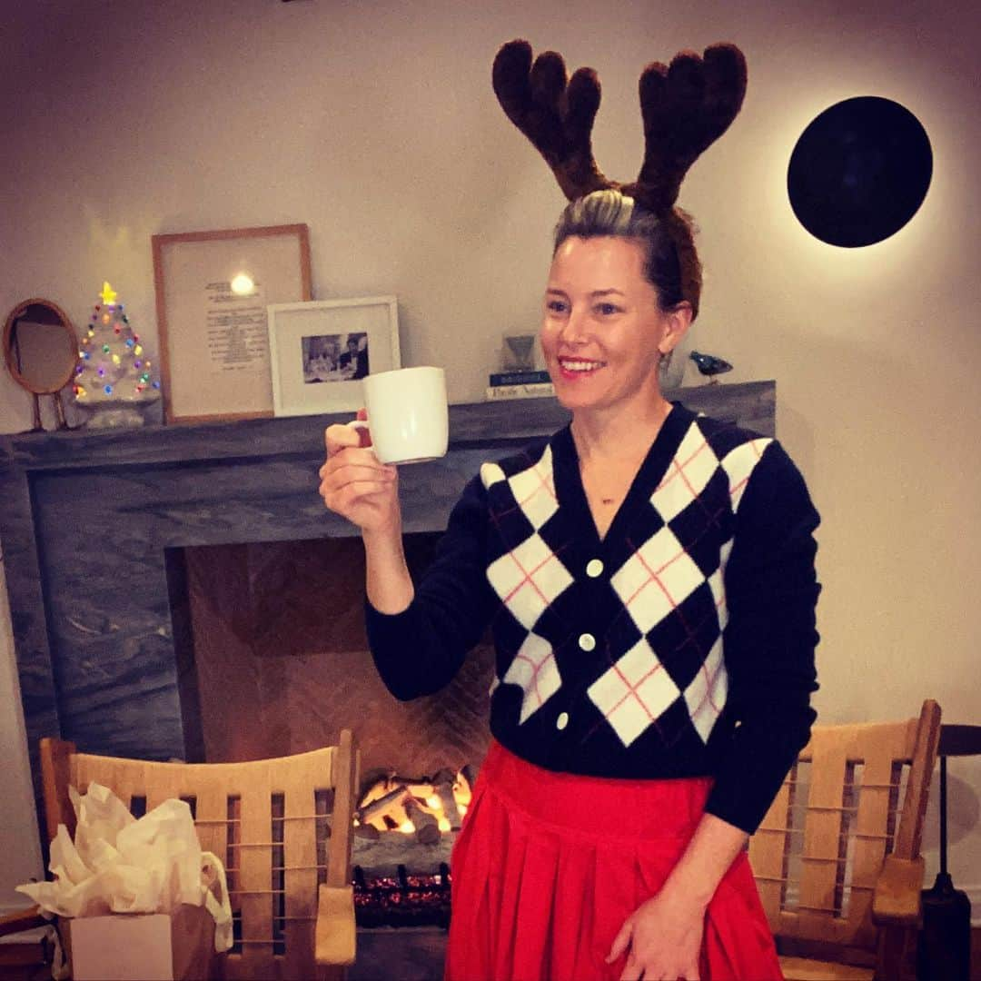 エリザベス・バンクスさんのインスタグラム写真 - (エリザベス・バンクスInstagram)「Another skirt! Night 4 #holidayfashion + rum spiked eggnog #cheers #happyhanukkah 🥛🥃」12月14日 12時15分 - elizabethbanks