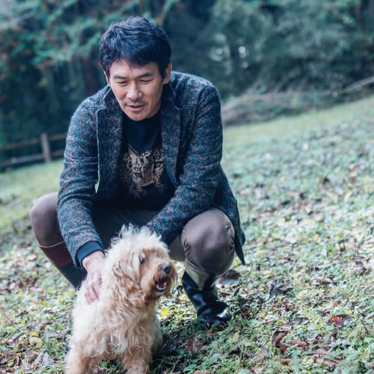 伊原剛志さんのインスタグラム写真 - (伊原剛志Instagram)「本日の  IHARA Stylebook  ETRO  with  dog  のどかで　犬と遊びました  @tsuyoshi_ihara @etro  #etro #stylebook #IHARAオフィス #伊原剛志 #犬のいる暮らし  #エトロ #のんびり #50代ファッション  #50代ライフスタイル」12月14日 12時15分 - tsuyoshi_ihara