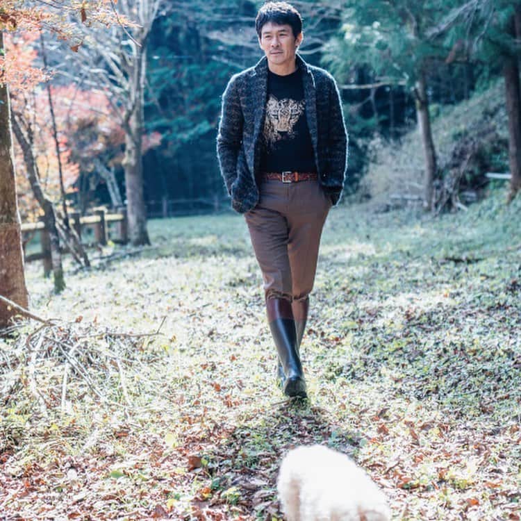 伊原剛志さんのインスタグラム写真 - (伊原剛志Instagram)「本日の  IHARA Stylebook  ETRO  with  dog  のどかで　犬と遊びました  @tsuyoshi_ihara @etro  #etro #stylebook #IHARAオフィス #伊原剛志 #犬のいる暮らし  #エトロ #のんびり #50代ファッション  #50代ライフスタイル」12月14日 12時15分 - tsuyoshi_ihara