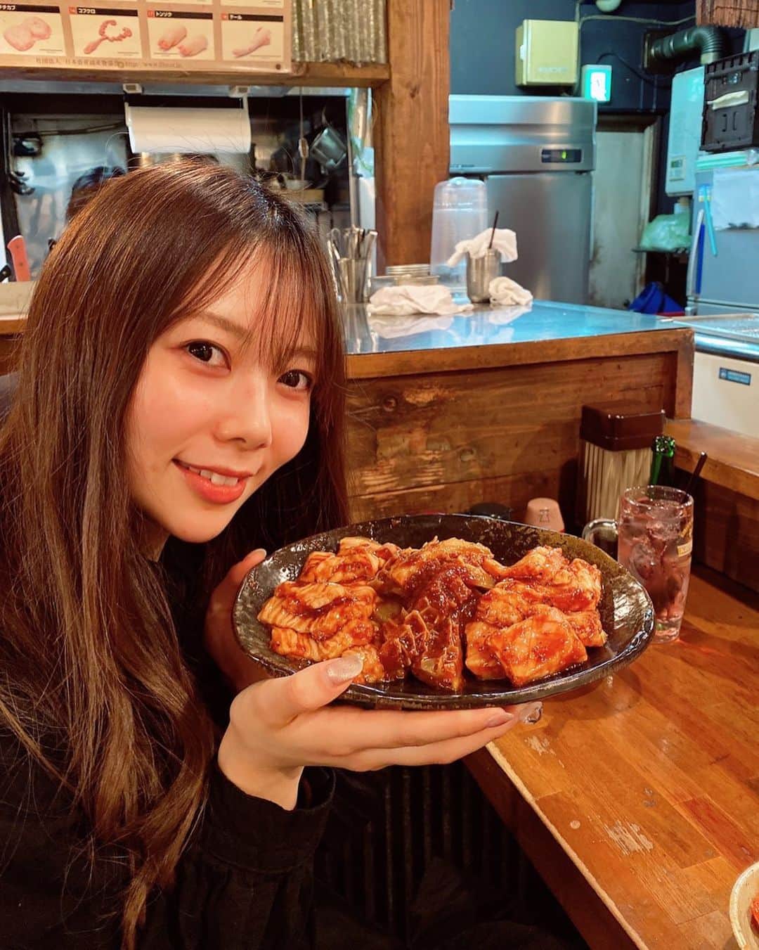 西村季里子のインスタグラム：「・  最近、食べたいものを食べて、 過ごしたい人たちと幸せな時間過ごして、 2020年12月、とっても楽しんでる👼🏻  ✴︎  今年の夏から、美容皮膚科に通って 2週間に1回ピーリングをしてるんだけど、 肌の調子がすこぶる良くて幸！  この写真もピーリング後なんだけど、 すっぴんでも全然外歩けるようになった！ 幸！  ピーリング後は数日間 皮が剥けるからその期間だけ大変だけど、 一度生まれ変われるから(?) とてもおすすめです👌🏻👌🏻👌🏻  #肌#すっぴん#ピーリング#美容皮膚科 #青山スキンクリニック#表参道#青山 #美容#美容好きな人と繋がりたい  #焼き肉#亀戸ホルモン#恵比寿#ややこし #スキンケア#follow#followｍe」
