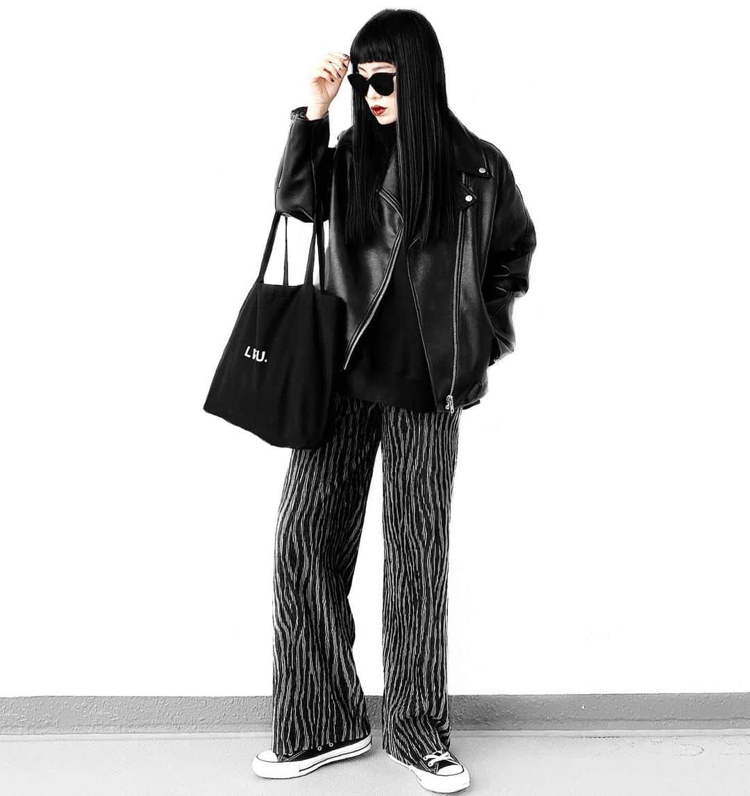 lve_xxxxのインスタグラム：「.﻿ .﻿ 携帯📱超絶調子悪だし…﻿ 首のスジ？が腫れてて左顔面が﻿ 痛いし…﻿ ﻿ 2020最後にしてなんなん？﻿ iPhone予約待ちと病院三昧なりそ😂苦笑﻿ ﻿ そして、今日も暑い私は﻿ 身体なんか変なんかな？とちと﻿ 不安になってる日々です←﻿ ﻿ ﻿ 携帯📱借りて投稿中﻿ コメントのお返事出来てなくて﻿ 本当に、すいません🙇‍♀️﻿ ﻿ また誰かに端末借りて返信させて頂きます！←﻿ ﻿ ﻿ ｺｰﾃﾞｱｲﾃﾑ詳細は﻿ WEARをご覧くださいませ。﻿ ﻿ WEAR ： lvexxxx ﻿ 💻 https://wear.jp/sp/lvexxxx/﻿ ﻿ －－－－－－－－－－－－－－－－－－﻿ ﻿ 📢ｺﾒﾝﾄ頂ける際は、﻿ 最新投稿にお願い致します。﻿ ﻿ 過去投稿に頂いた際、気がつかない事もあり﻿ お返事致しかねる場合が御座います🙇‍♀ ️﻿ ﻿」