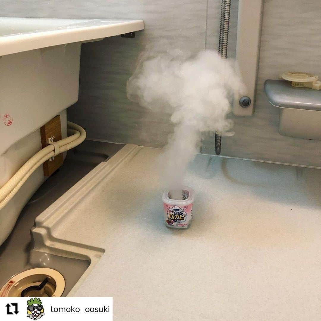【公式】ルック 防カビくん煙剤さんのインスタグラム写真 - (【公式】ルック 防カビくん煙剤Instagram)「. #regram @tomoko_oosuki 防カビくん煙剤をお使いいただき、ありがとうございます😆 これからもぜひ、お風呂のキレイをキープするお手伝いをさせてくださいね💖 . 防カビくん煙剤は、浴室が濡れていても💧乾いていても☀効果に影響がないので、 思い立った「今❗」のタイミングで防カビできます🙋 お風呂グッズなども置いたまま一緒に防カビできるので、 使う時にお風呂場から小物を出したりする必要がありません👌✨ . また、防カビくん煙剤をするときに、 お風呂の排水口のフタやエプロンまで開けておくと、まるごと防カビできますよ👀👍 . 定期的にカビの原因菌を浴室まるごと除菌して、黒カビを防ぐ💪 お風呂に黒カビを発生させたくない方は、ぜひ一度、防カビくん煙剤をお試しください😉 ・・・ みなさん　お待ちかね #防カビくん煙剤 の時間ですよ。前回8/26だったので、3ヶ月近い時間が経ってしまった…  しかしその間、何も掃除してないわけではなかったんですよ。 浴槽は毎日セスキで掃除しているし、床掃除とかは、していました。  今回も、エプロンを開けてみた。 エプロンの中は、すごくきれいだった。意外 たまにパイプユニッシュをするなどして、排水口さえきれいにしておけば、 このお風呂は、髪の毛やアカが溜まりにくい構造なのかもしれません。  あと、ゴムパッキンも全然カビていない。3ヶ月近く放置していたのに 入居時のあのカビの多さは、なんだったん？？  今回カビてたのは、シャワーの脇くらい。 （なんかプラのパーツが多くて、スキマが目立つ。だからカビるんじゃないかなー） 後でカビトルデスしておこう。  #カビの発生を許さない #お掃除備忘録」12月14日 12時19分 - look.plus_official