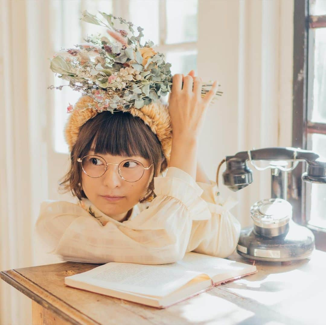 コトリッチのインスタグラム：「柔らかな色の時間  —-  Photo @nkyn_photo   —-  読書をするのはめっぽうスマホになってしまったけど、写真集を作って紙に触れるとやっぱり、心地良いものなのです」