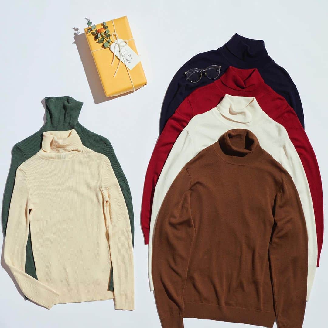 のインスタグラム：「Let your loved ones know that you are thinking of them by sharing the joy of our blissfully warm Extra Fine Merino sweaters this season. Tag your special someone and tell us who's on your mind? #UNIQLO #LifeWear #EFM #extrafinemerino」