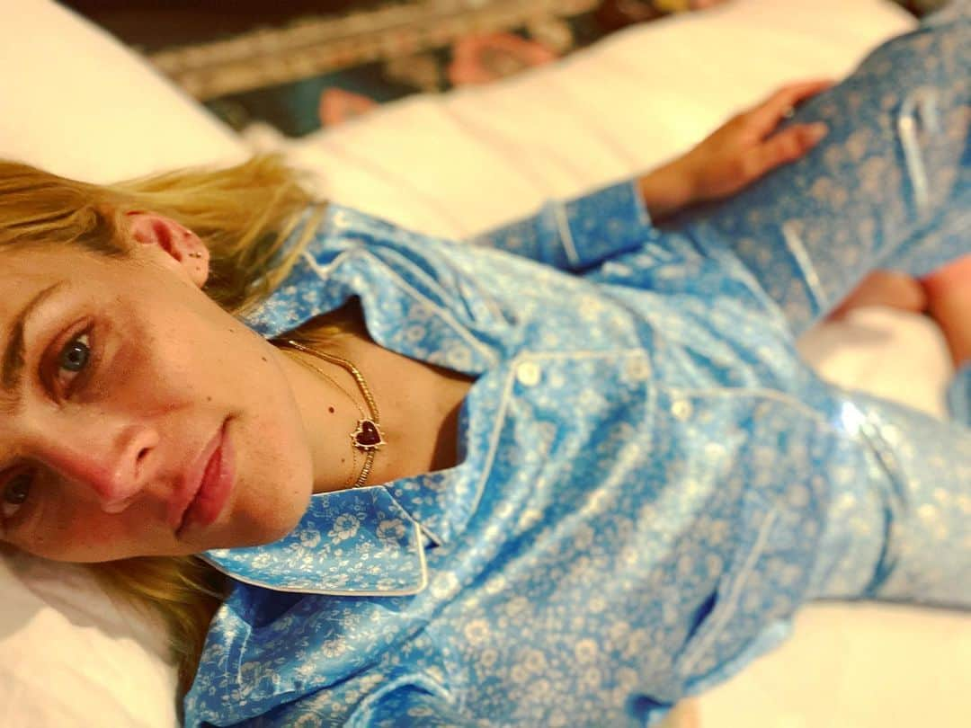 ビジー・フィリップスさんのインスタグラム写真 - (ビジー・フィリップスInstagram)「I was so proud of my new beautiful grown up pajamas that I took this picture - honestly, I felt like a character in a Nancy Meyers movie. And then I literally got my period like a teenager all over them and I remembered I AM ME AND NOT SOME FANCY LADY FROM A MOVIE. 💫」12月14日 12時44分 - busyphilipps