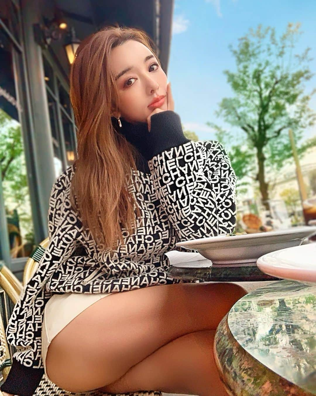 濱野りれさんのインスタグラム写真 - (濱野りれInstagram)「Waiting for my Pasta...🔥 @chanelofficial   I used to be a person who loves meat like no other!! But recently I always eat pasta and pizza...Have you ever changed your eating habits like me?😳 . パスタ待ち...🐷🔥 つい最近まで ランチ？(絶対)焼肉食べたい！ パスタ？ナニソレ？(太りそう...) だったのに最近ほぼ毎日パスタ食べてる🤤 同じものばっかり食べちゃうと飽きがくるものですね🥸 好きだったのあんまり食べなくなったものある？😳 . . #chanel #chanelclothes #chanellove #cocochanel #cafetime #cafestagram #lunchtime #mylunch #lunch #mondaymood #mondayvibes #cafemichelangelo #シャネル #カフェ #カフェ巡り #ランチタイム #ランチ #テラス席 #テラス席ワンコok #レザースカート #ミケランジェロ #カフェミケランジェロ #代官山カフェ #代官山ランチ #代官山」12月14日 12時44分 - riregram