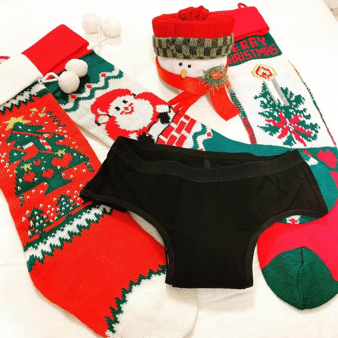 のインスタグラム：「街中がクリスマスの装飾でキレイですね🎄✨ . 我が家も毎年ツリーや飾りつけを楽しんでいます🎄🎅🏻💕 . 今年はおうちクリスマスを楽しもう🎅🏻🎁🎂 . 女性の皆さんにオススメのサラッフィープラス 布ナプキンショーツ @saluffyplus   . 生理・おりもの・もれ・むれ、それぞれの悩みに最適化された多層構造マチ(クロッチ)による快適さを追求 肌に当たる部分が布のため、洋服のように温かいのも嬉しいポイントです🌹 . 洗って繰り返し使用できるため、環境にも優しいですね🍀 . #生理 #生理用品 #サラッフィープラス #布ナプキンショーツ #ナプキンショーツ #サニタリーショーツ #サステナブル #女子あるある #ホルモンバランス #自律神経 #キャリアウーマン #アクティブ女子 #働く女性 #ショーツ #PR #model #モデル #japanesemodel #恵美」