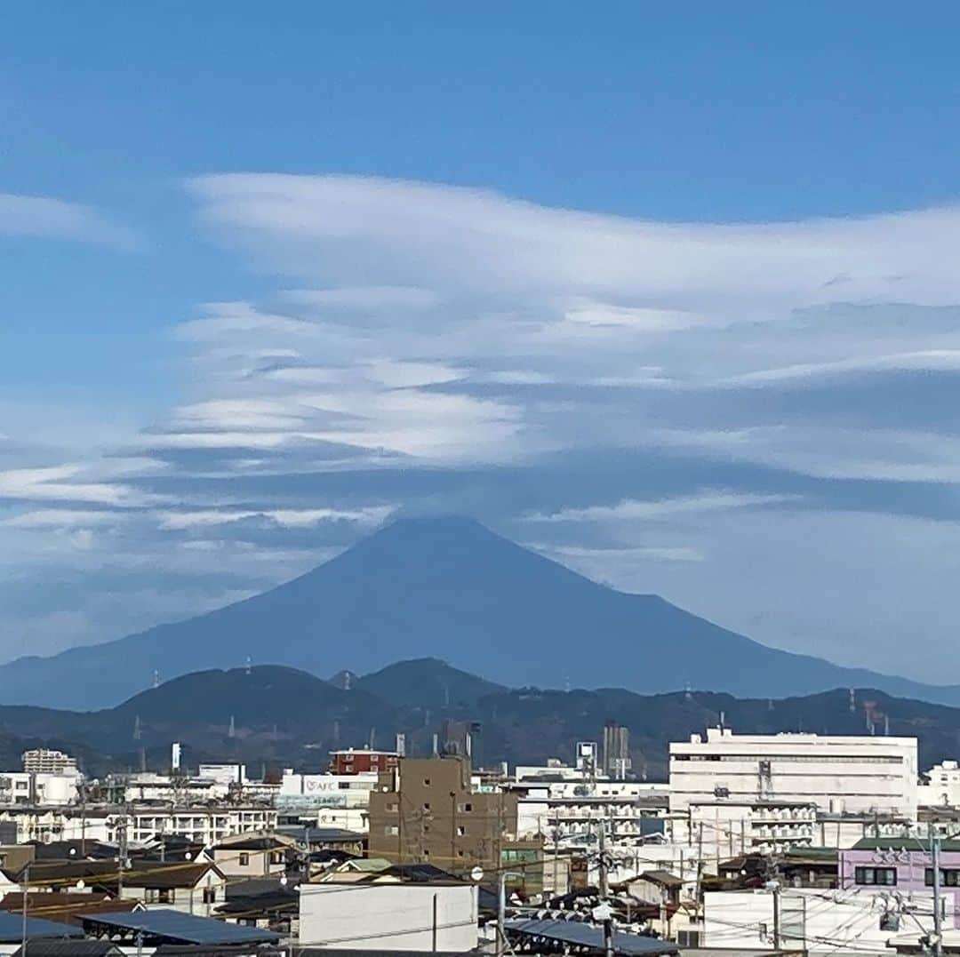 牧野克彦のインスタグラム：「富士山になかなか雪が積もらない2020年。　#富士山」