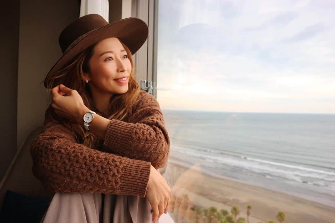 RENA のインスタグラム：「自分へのクリスマスプレゼントはDaniel Wellington🕒 ． 私は今年は小ぶりであえて冬に白ベルトとピアスもお揃いで🤍 ． クリスマスキャンペーン実施中 公式サイトやDW直営店舗にて二点以上お買い上げで全品25％OFF🤎 ． 更に無料での特別ギフトラッピング❄️ ． 更に併用出来る15％OFFクーポンコード【rena88】使ってね❤︎ . . @danielwellington #ダニエルウェリントン#DWクリスマス #自分へのご褒美 #クリスマスプレゼント #私服 #オトナ女子 #gift #present #watch #ootd #outfit」