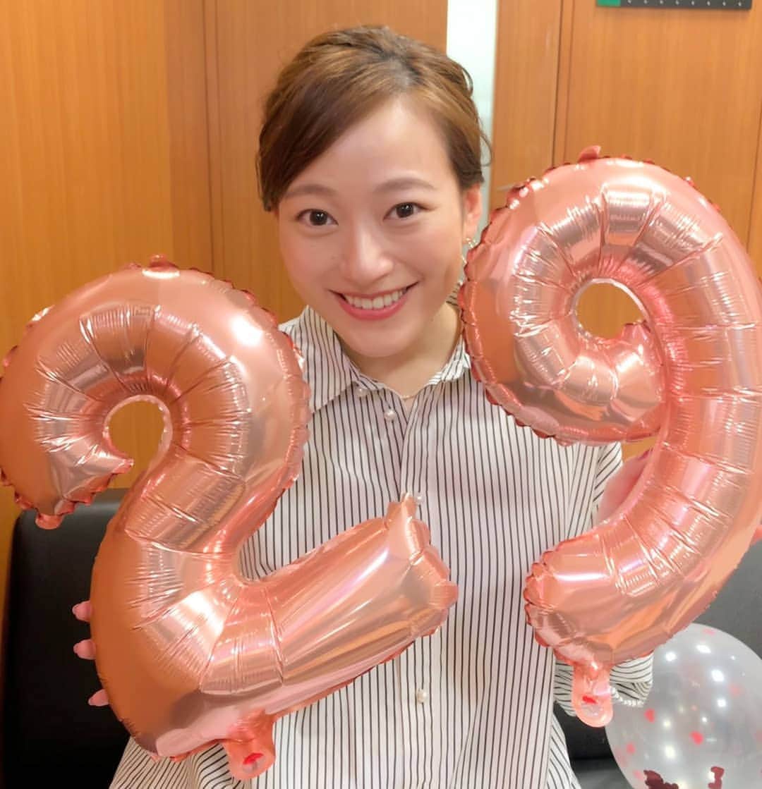 TBS「はやドキ！」のインスタグラム：「12月10日は🎂﻿﻿ 金井憧れアナウンサーの誕生日🎵﻿﻿ おめでとう🎉﻿﻿ ﻿﻿ 金曜日にお祝いをしました✨﻿﻿ ﻿﻿ わたしゅん(渡部アナウンサー)は﻿﻿ ブラウニーをあげてましたよ😊﻿﻿ ﻿﻿ よなおちゃんがアップルパイを買ってきてくれました🍰﻿﻿ ﻿﻿ ﻿﻿ あこちゃんとは﻿﻿ 朝ごはんのパンをシェアするのが恒例で(笑)﻿﻿ ﻿﻿ 食べ物の栄養や睡眠について﻿﻿ いろんな知識を教えてもらってます😉﻿﻿ ﻿﻿ いつもありがとう❗️﻿﻿ ﻿﻿ ﻿﻿ 皆川﻿﻿ ﻿﻿ ﻿﻿ #お誕生日﻿﻿ #おめでとう﻿﻿ #ハッピーバースデー﻿﻿ #金井憧れ﻿﻿ #渡部峻﻿﻿ #皆川玲奈﻿﻿ #アナウンサー﻿﻿ #よなおまほ﻿﻿ #與猶茉穂﻿﻿ #気象予報士﻿﻿ #はやドキ﻿﻿ #tbs﻿﻿ ﻿﻿ ﻿﻿」