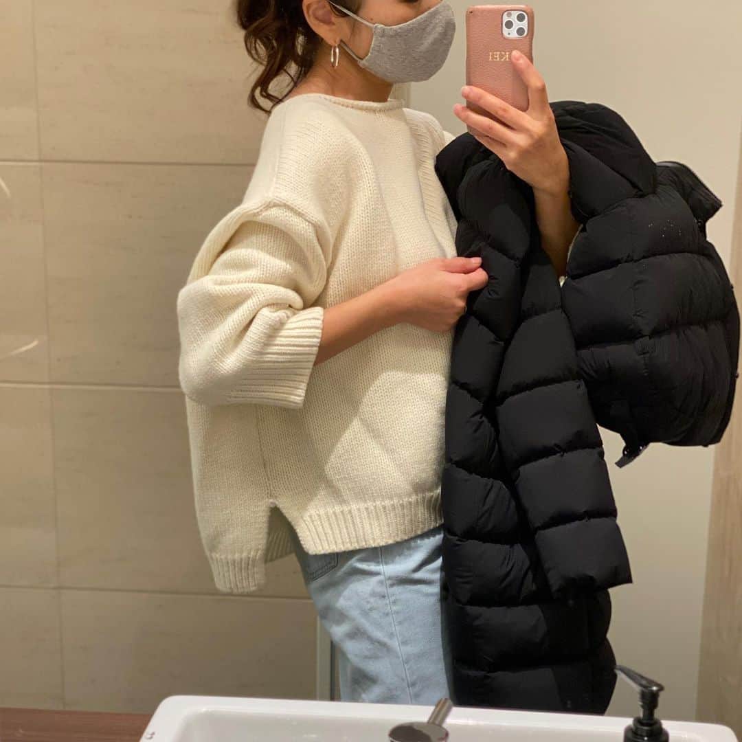 Keikooooooのインスタグラム：「#昨日の服 思いっきり遊ぶ日はとことんカジュアルに👧🏻🍓 届いたばかりのニットのカタチが可愛すぎた🤭🤍 これ色違いも欲しくなるやつだ🤭🤭🤭‼︎ . #カジュアルコーデ #ママコーデ#blanc_official @blanc_official.jp #ニット #デニムコーデ」