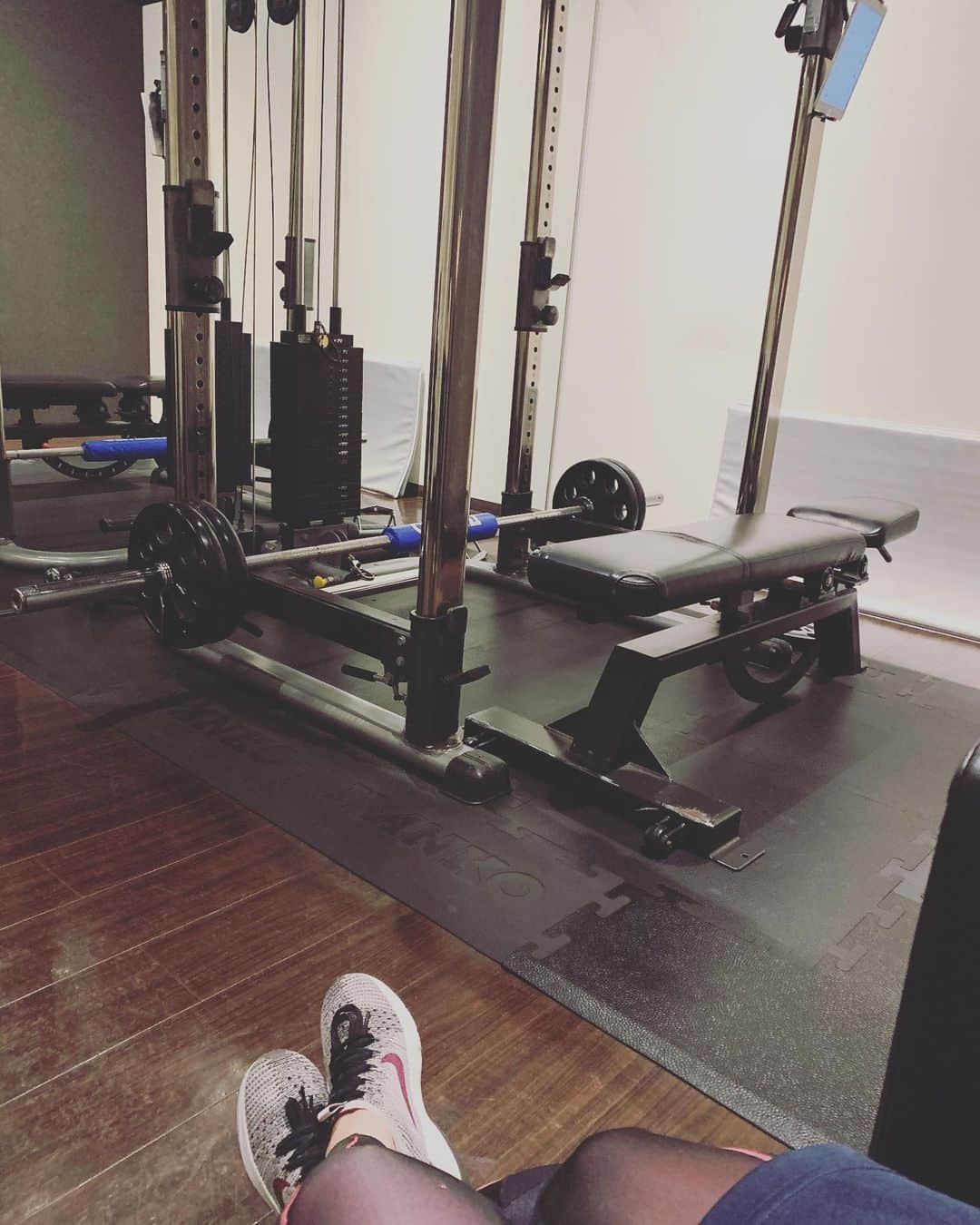 のインスタグラム：「. さ、やるか！ . #トレーニング #ヒップスラスト #今日も汗だく #優しいトレーナーに感謝」