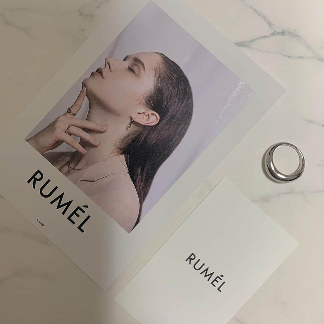 kaorinさんのインスタグラム写真 - (kaorinInstagram)「右手の人差し指のリングは @rumel_officialshop のシルバーリング♡ ・ ぽってりとしたデザインで存在感があるから、シンプルにこれ1つだけつけても可愛いです🥰 ・ 長年愛用してるとくすんできがちなシルバーリングの簡単クリーニングアイテムを最近ゲットしたのでまた投稿します❣️ ・ ・ #手元くら部#手元倶楽部#アクセサリー#シルバーアクセサリー#リング#シルバーリング#accessory#ring#silveraccessory#silverring」12月14日 13時02分 - kaorinnnhyrk