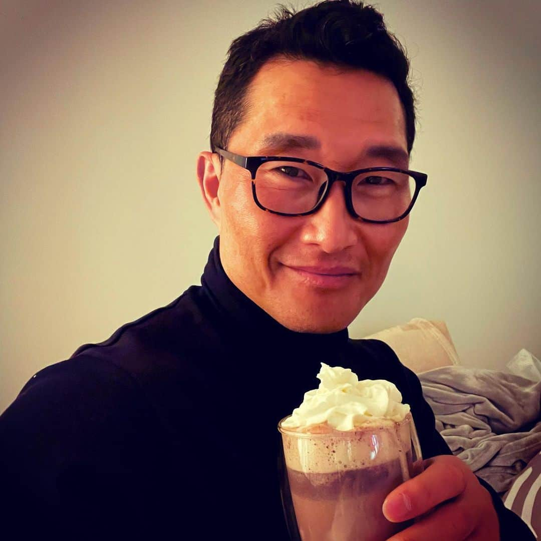 ダニエル・デイ・キムさんのインスタグラム写真 - (ダニエル・デイ・キムInstagram)「Spending the #wintertime in cold weather has reunited me with two of my favorite things: turtlenecks and hot chocolate. And don’t forget the whipped cream!😋 #holidaycheer」12月14日 13時03分 - danieldaekim