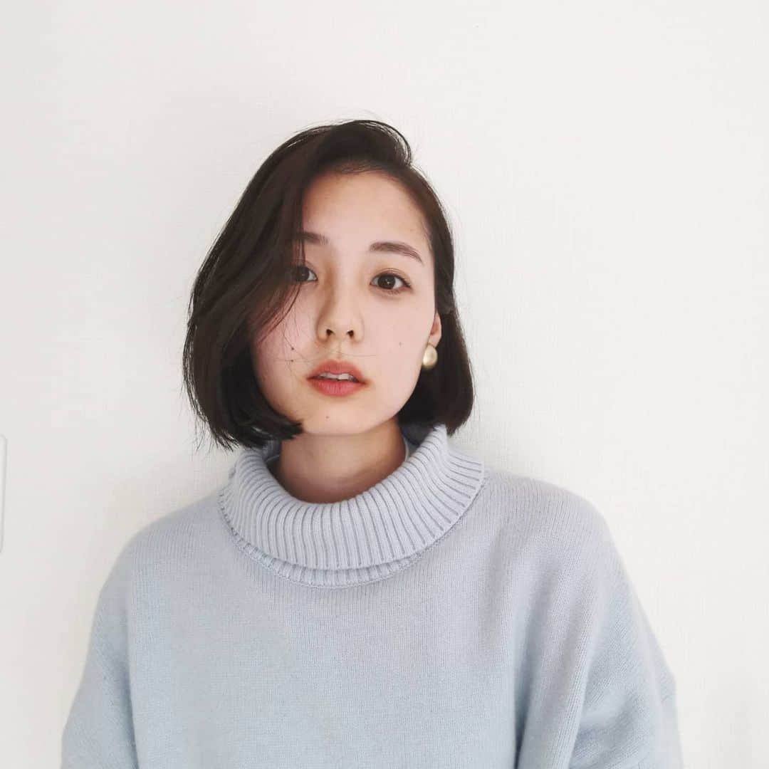 ayaka8880のインスタグラム：「. . バッサリ、記念✄ . 柔らかい＆薄毛。ロングになったら、ぺっちゃんこが悩みで切りました😢笑 . と、同時にハリとコシ、そして表面がツルッとなるトリートメントを投入。 . @alice_by_afloat の髪質改善トリートメント。 . 同じ悩みの方いたら、おすすめしたいです！ . やるとやらないとじゃ、翌朝の髪が全然違う、、、 . 今、いちばんのお気に入り✨ . . #ボブ #髪質改善 #酸熱トリートメント #レイラエフ #アリスバイアフロート #ケラサラ」