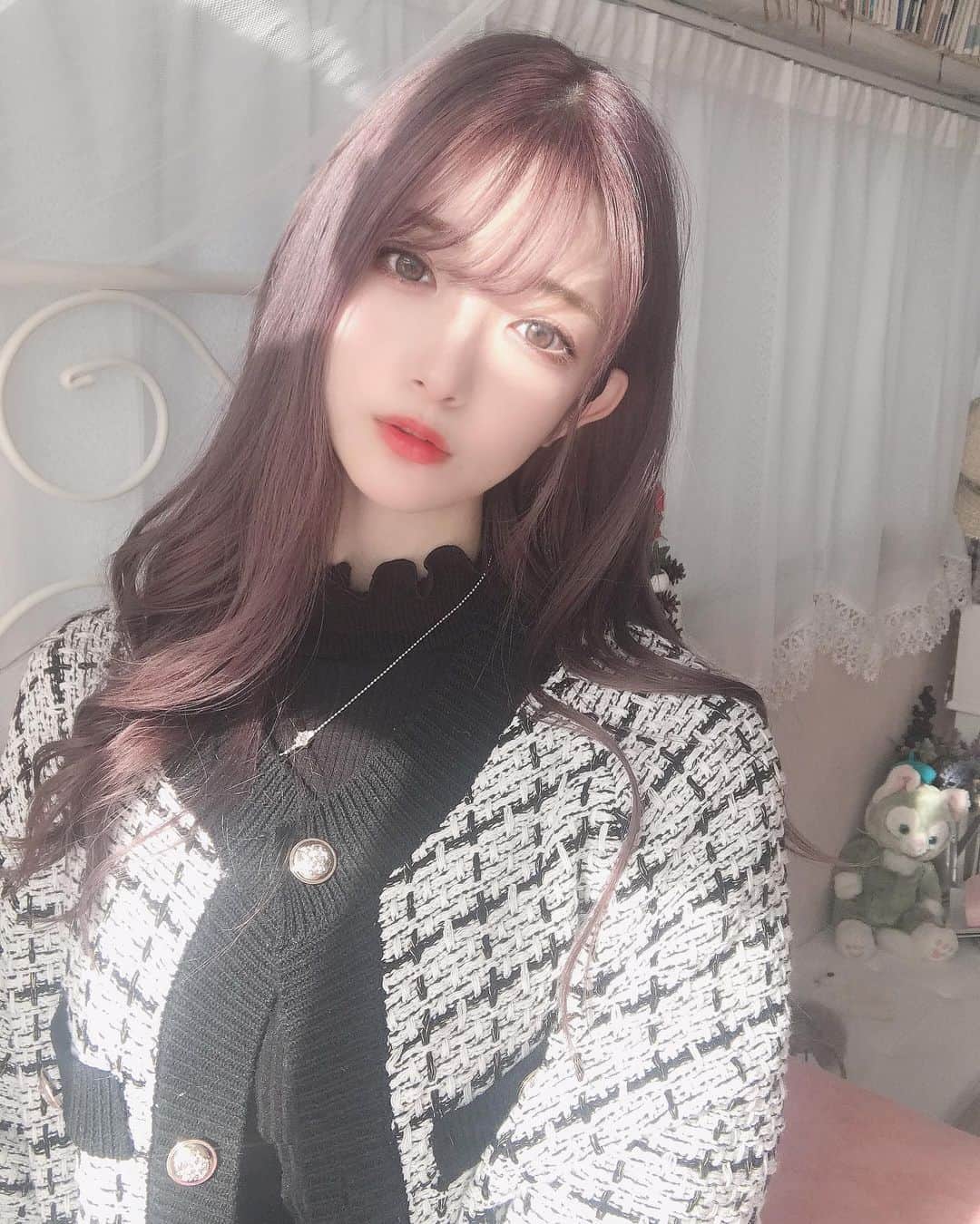 れみぱんのインスタグラム：「月曜日だ、寒いしみんな生きてるだけで偉いよってスタンス🐻 : : : : :  #ヘアスタイル #韓国巻き #韓国ヘア #ヘアカラー #ヘアカラーグレー #ヘアカラーパープル #ブリーチカラー #ブリーチ1回 #パープルカラー #パープルアッシュ #ヘアサロン #オルチャンヘア #トリートメント #ツヤ髪 #韓国メイク #中国メイク #fashion #hairstyle #haircolor #japanesegirl #粉我 #照片 #메이크업 #일본 #얼스타그램 #핫 #followｍe」