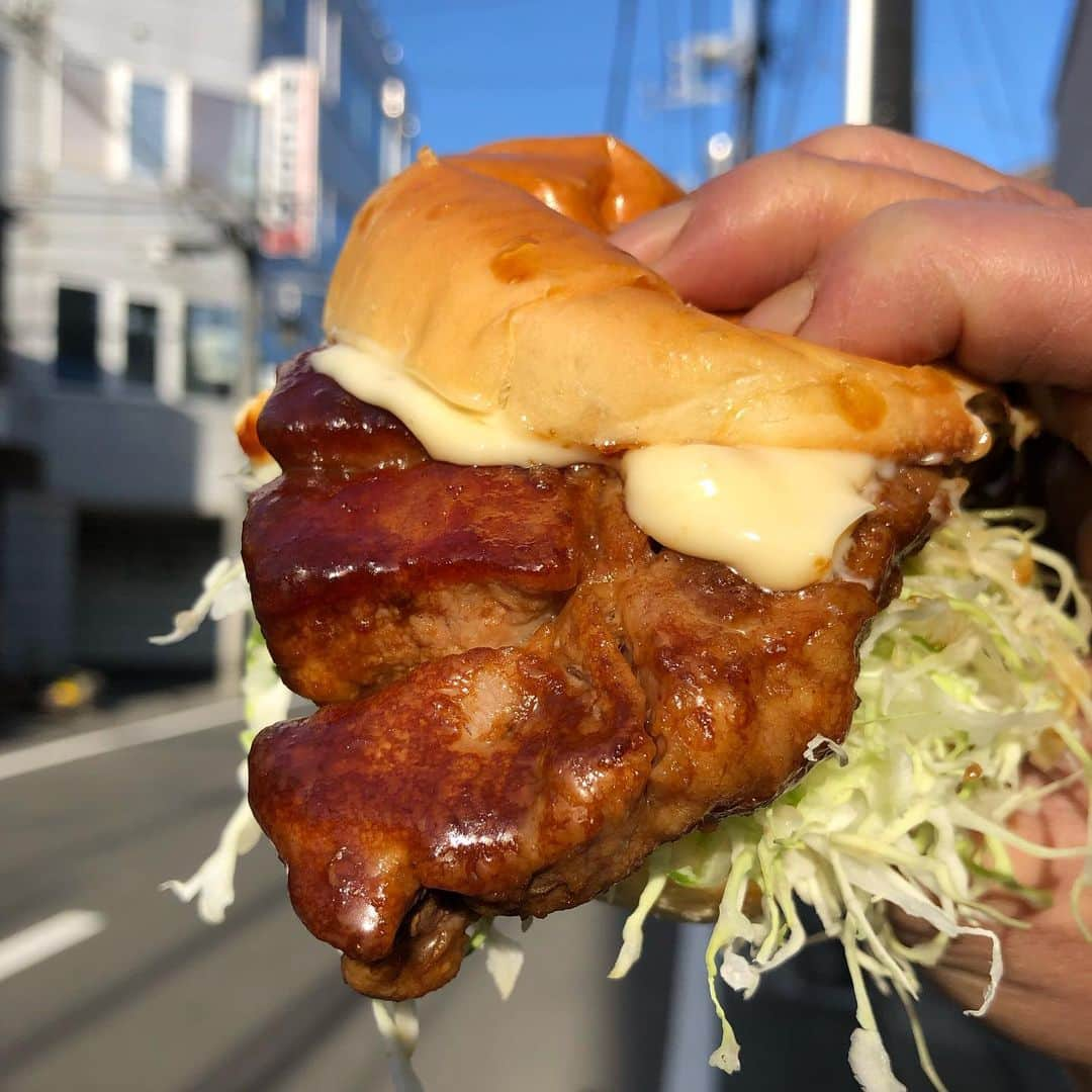 Coffee & Toast Tokyoさんのインスタグラム写真 - (Coffee & Toast TokyoInstagram)「やわらか トンテキぱん！ 🐽🐽🐽🐽  今日はヘルシーに、 ポークでまかない！  あましょっぱい、トンテキソースと肉厚の豚肉、 たっぷりのキャベツにマヨネーズ、 この組み合わせ最高です😋😋😋  (5枚目) ヘルシーなポークなので、 ダブルでも、余裕でした🤗  本日、数量限定でご提供してます！  #トースト #トーストアレンジ #食パンアレンジ #田園都市線カフェ #田園都市線パン #食パン #世田谷カフェ #東京パン屋 #パンスタグラム  #吐司 #paingrillé #torrada #toast #toasttuesday #tostadas #東京カフェ  #三軒茶屋カフェ #カフェ #photooftheday  #スイーツ部 #三軒茶屋 #豚肉 #肉 #トンテキ #肉スタグラム #meat #meatlover」12月14日 13時10分 - coffeetoast2