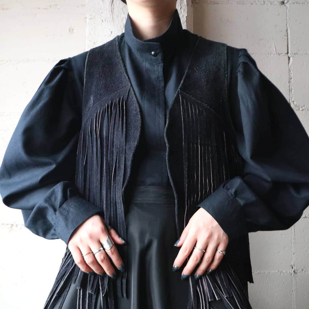 吉祥寺 古着屋 Orfeoのインスタグラム：「Long Fringe Leather Vest  #orfeo #kichijoji #tokyo #vintage #used #fashion #coordinate #outfit . . . スタッフ募集についてはこちら→https://www.instagram.com/p/CHcEl3Tl1Sk/?igshid=1j1r0z0xinhmp .  お問い合わせはインスタグラムのプロフィール掲載のメールアドレスにお願いいたします。コメント、DMでのお問い合わせは受け付けておりませんのでご了承ください。 ONLINE SHOPの商品も店頭にてご購入頂けます。気になる商品がございましたらスタッフにお声掛けください。  新型コロナウィルス感染拡大防止策を徹底した上で営業をしております。マスクの着用、入店時にアルコールでの消毒をお願いいたします。」