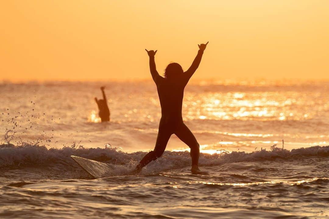 KENNY（吉原健司）さんのインスタグラム写真 - (KENNY（吉原健司）Instagram)「🌅 Surfing with sunrise photo by @titi0112」12月14日 13時36分 - kenny_yoshihara