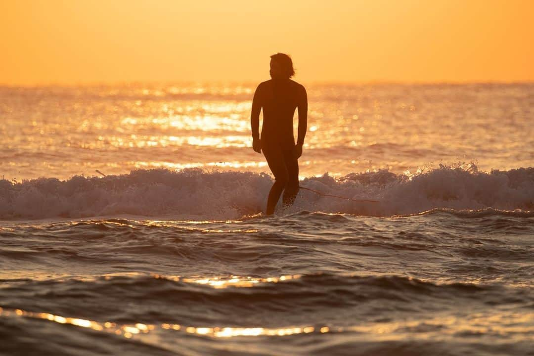 KENNY（吉原健司）さんのインスタグラム写真 - (KENNY（吉原健司）Instagram)「🌅 Surfing with sunrise photo by @titi0112」12月14日 13時36分 - kenny_yoshihara