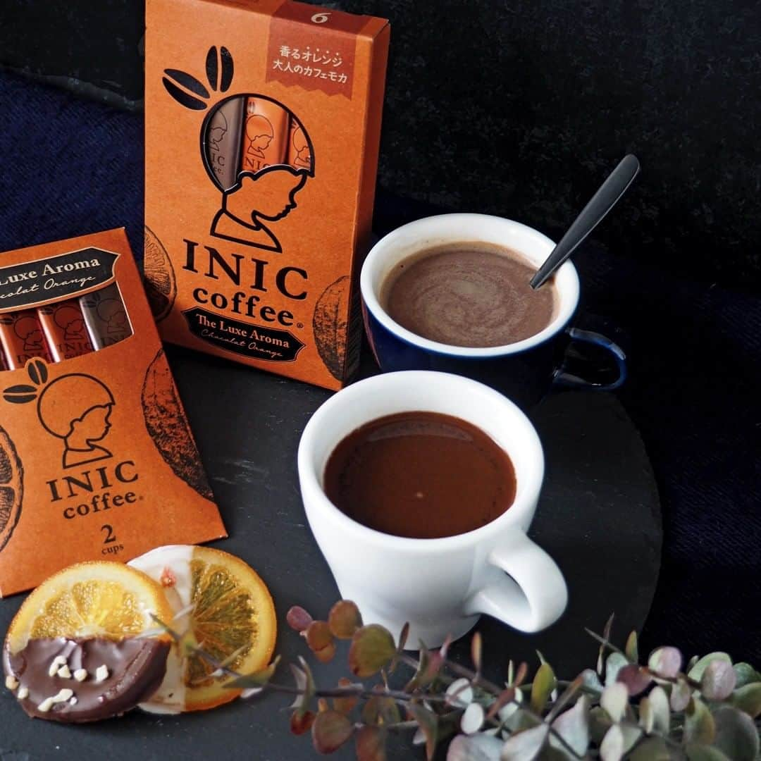 INIC coffeeさんのインスタグラム写真 - (INIC coffeeInstagram)「INICのデザートコーヒーシリーズに新たに加わった 🍫ショコラ×オランジュ🍊 もうお試しいただけましたか？？  コクのある濃厚チョコレートに、オレンジの苦み。 とてもリッチ＆オトナな味わいで、心が満たされます♡  永遠に飲み終わりたくない🥺できるならばずっと飲んでいたい🥺 個人的にはそんな風に思うドリンクです！  ２カップスと６カップスでご用意しております♪  ☕ONLINE STOREリニューアルしました☕ 🔻プロフィールから飛べます🔻 https://www.inic-market.com/  #INICcoffee #イニックコーヒー #☕ #コーヒー #coffee #コーヒーブレイク #コーヒータイム #コーヒーのある生活 #カフェモカ #ショコラオランジュ #チョコレートドリンク #ショコラショー #おうちカフェ #おやつの時間 #プチギフト #クリスマスギフト #プレゼント #冬ドリンク #冬カフェ」12月14日 13時39分 - iniccoffee