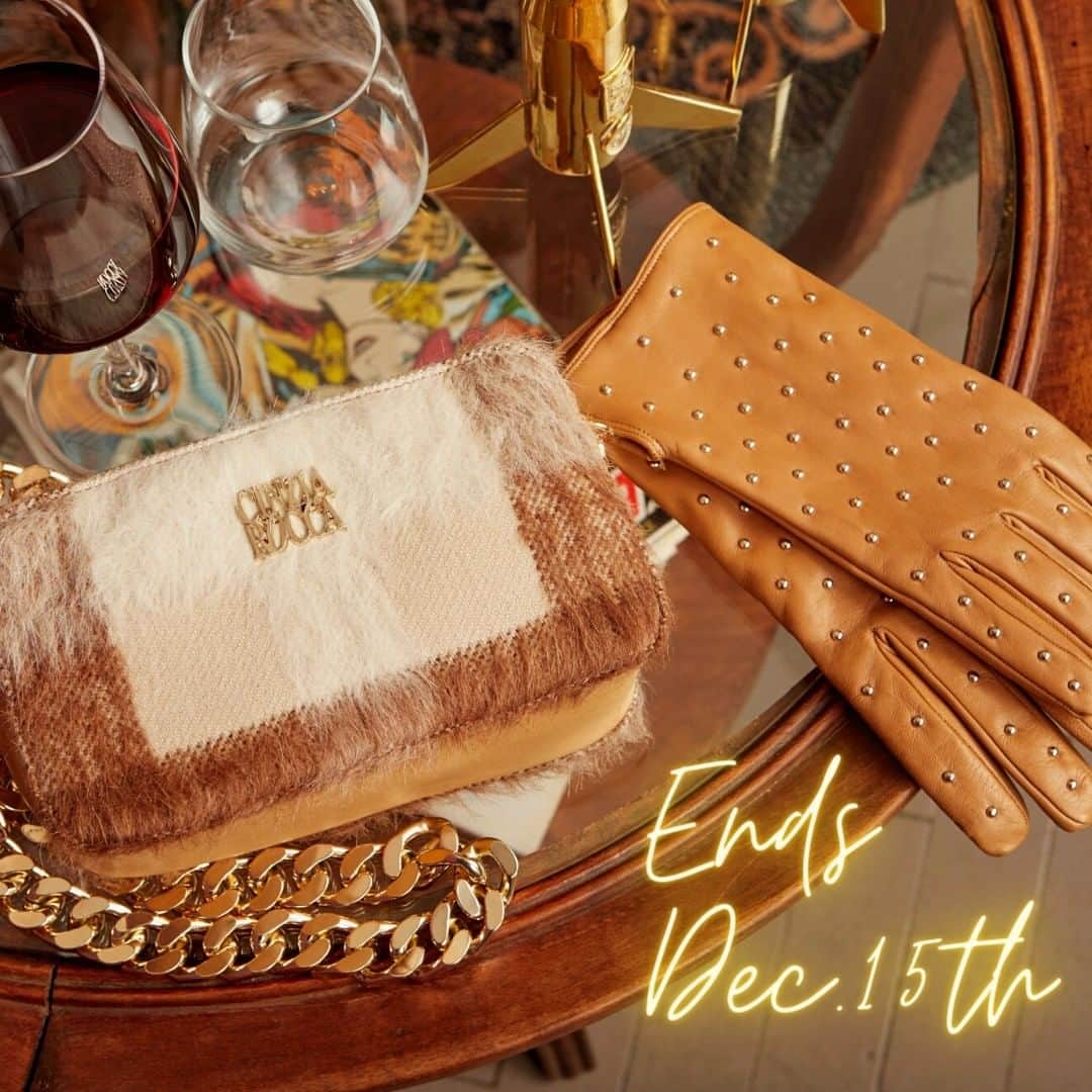 シンツィアロッカのインスタグラム：「Ends December 15 - Gift Guide with 50% off.   Our 50% off Accessories & Clothing Categories is the right chance to find Christmas gifts for all the special women in your life. Shop now: bit.ly/CRgiftguide  *Deliveries in December are guaranteed by Christmas for orders placed before the 15 December 2020.」