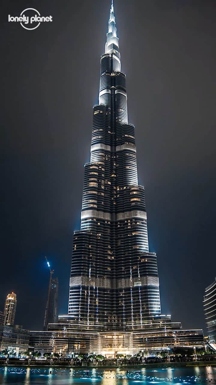 Lonely Planetのインスタグラム：「Dubai is a modern desert oasis that's full of surprises. You can go snowboarding, skydiving, and tour several Guinness World Record sites all in the same day.」